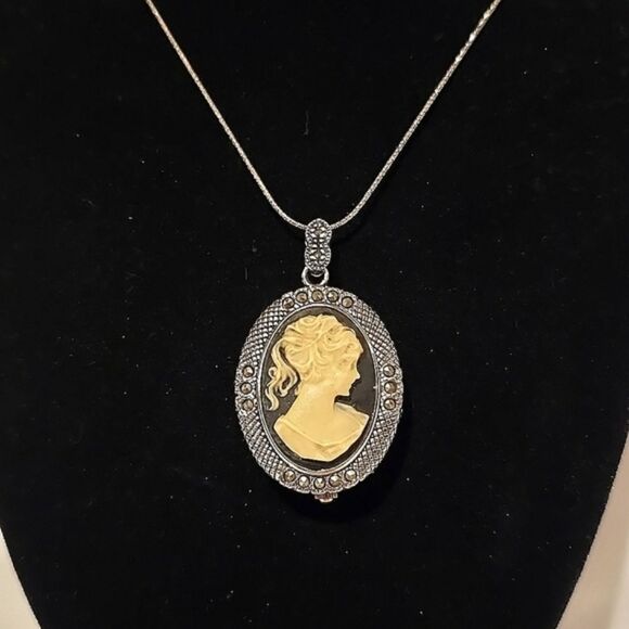 VANITY FAIR Cameo Watch Locket! Mother of Pearl, Italian Sterling Silver Chain! - Picture 1 of 11